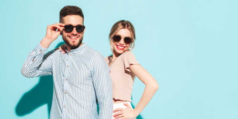 Ein Photo von einem Mann und einer Frau, die sommerlich angezogen sind und lächeln