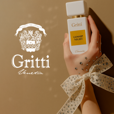 Luxuriöser Gritti-Duft „Gossip Night“ wird von einer Hand mit funkelnden Kristall-Akzenten und einer großen Schleife mit Strasssteinen präsentiert. Im Hintergrund das Gritti-Wappen mit dem Schriftzug „Gritti Venetia“ auf golden-braunem Untergrund.
