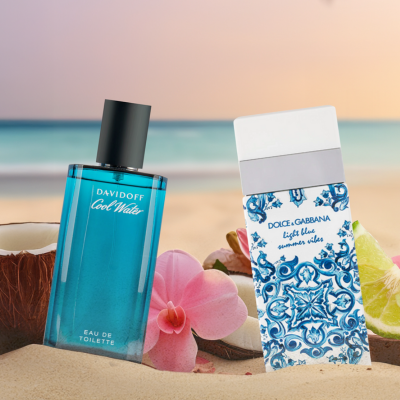 Zwei sommerliche Parfums im Sand vor Meereskulisse: links Davidoff Cool Water in türkisfarbener Flasche, rechts Dolce & Gabbana Light Blue Summer Vibes mit dekorativem blau-weißem Muster. Umgeben von Kokosnüssen, Blüten, Limette und tropischem Licht.
