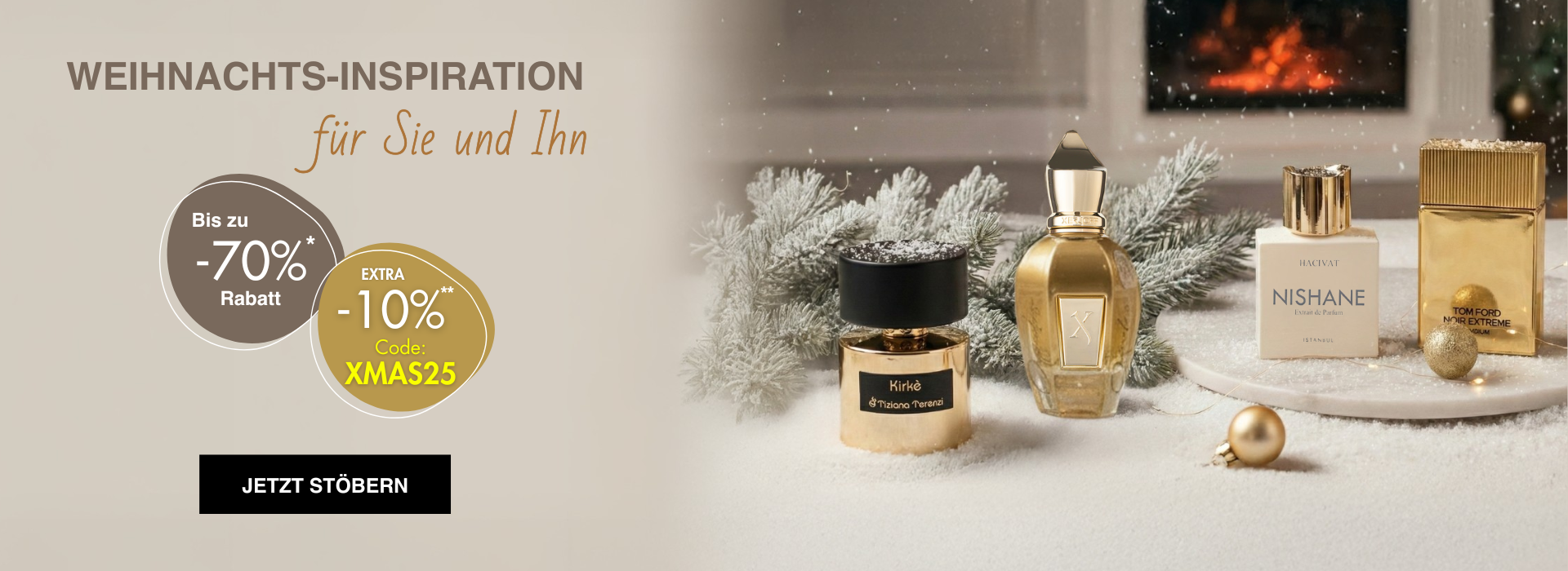 Szene mit weihnachtlicher Dekoration: Schneefläche, warme Lichter und ein Kamin im Hintergrund. Davor stehen vier luxuriöse Parfümflakons in Gold- und Weißtönen. Links befindet sich ein Hinweis auf bis zu 70 % Rabatt, daneben ein weiterer Kreis mit zusätzlichen 10 % Rabatt mit dem Code XMAS25. Darunter ein Button mit der Aufschrift „Jetzt stöbern“